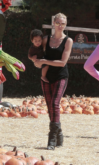 Illustration for article titled Celebrities Love L.A. Pumpkin Patch, Paparazzi Be Damned